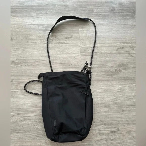 Lululemon Roll Top Crossbody Bag One Size Black Messenger Unisex Adjustable - Picture 4 of 6